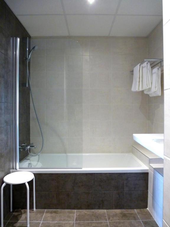 Hyp'Hotel แซงต์-มาร์เซลแลง ภายนอก รูปภาพ